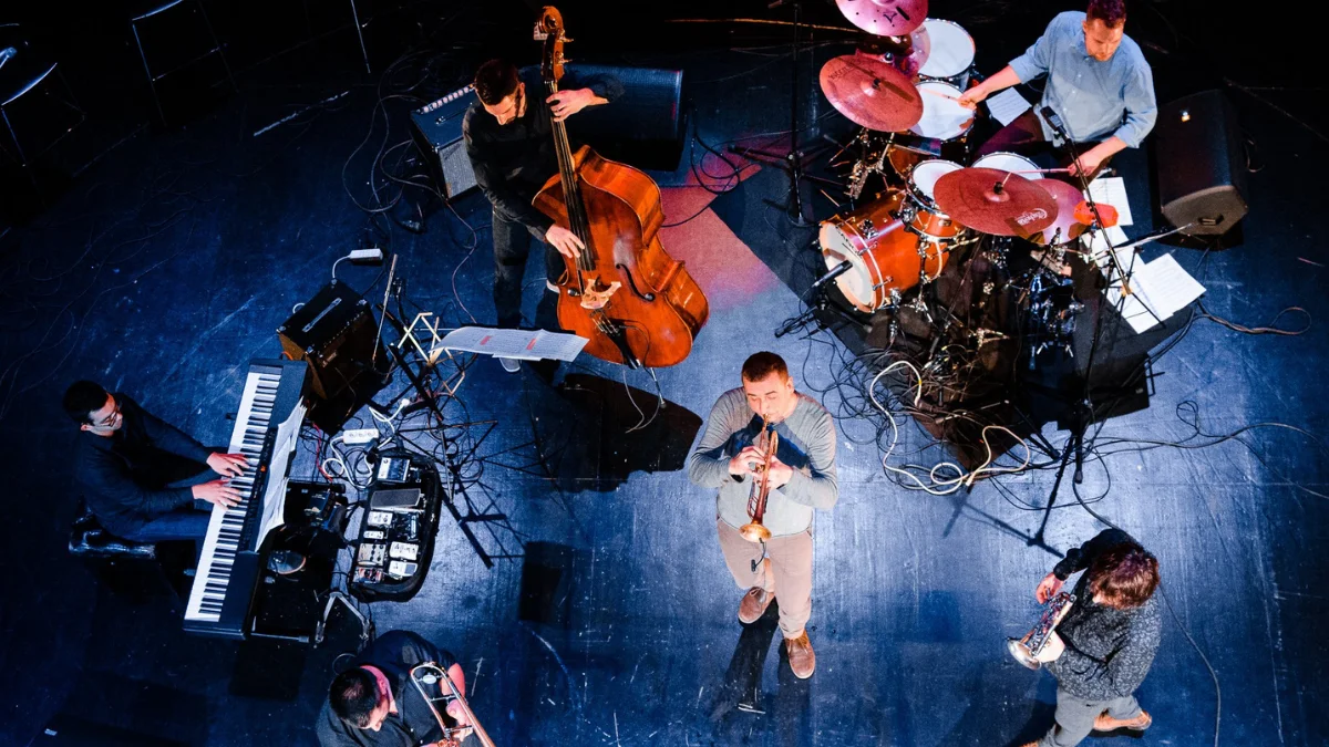 JazzUrania: B’s FUNstallation